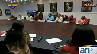 americateve | La aguda crisis que vive Venezuela y que incluye una desbordante corrupción dentro del mismo gobierno llevó a que todos los ministros decidieran poner sus cargos a la orden.