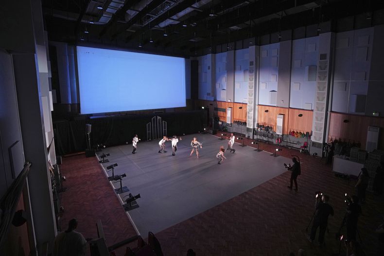 Bailarines ensayan en el Studio One de Abbey Road en Londres el jueves 27 de marzo de 2025. (Foto AP/Kin Cheung)