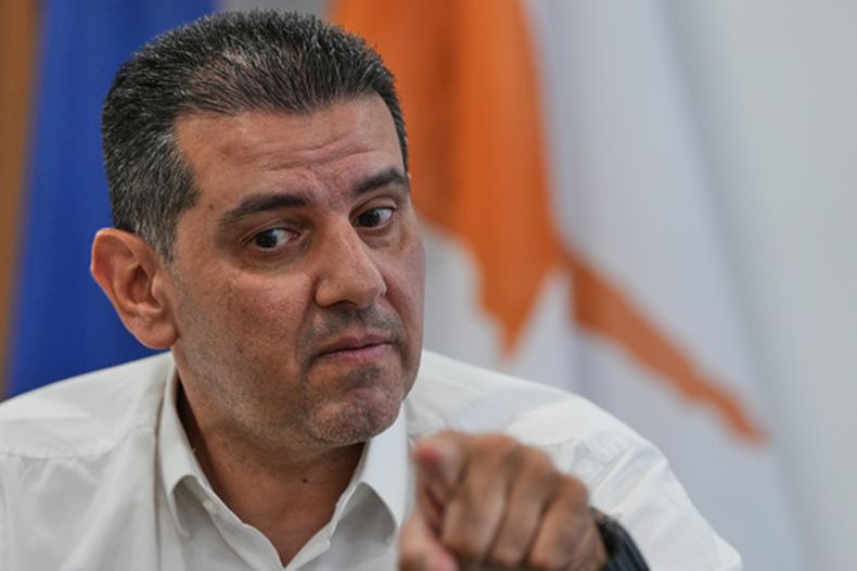 El ministro chipriota de Energía, Michael Damianos, habla durante una entrevista con The Associated Press en Nicosia, Chipre, el 7 de agosto de 2026. (AP Foto/Petros Karadjias)