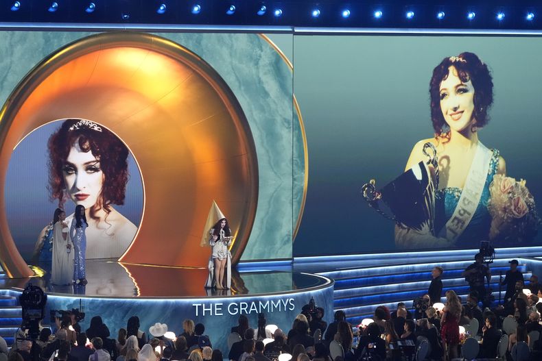 Chappell Roan acepta el premio al mejor artista nuevo durante la 67ª entrega anual de los premios Grammy el domingo 2 de febrero de 2025 en Los Ángeles. Victoria Monet mira desde la izquierda. (Foto AP/Chris Pizzello)