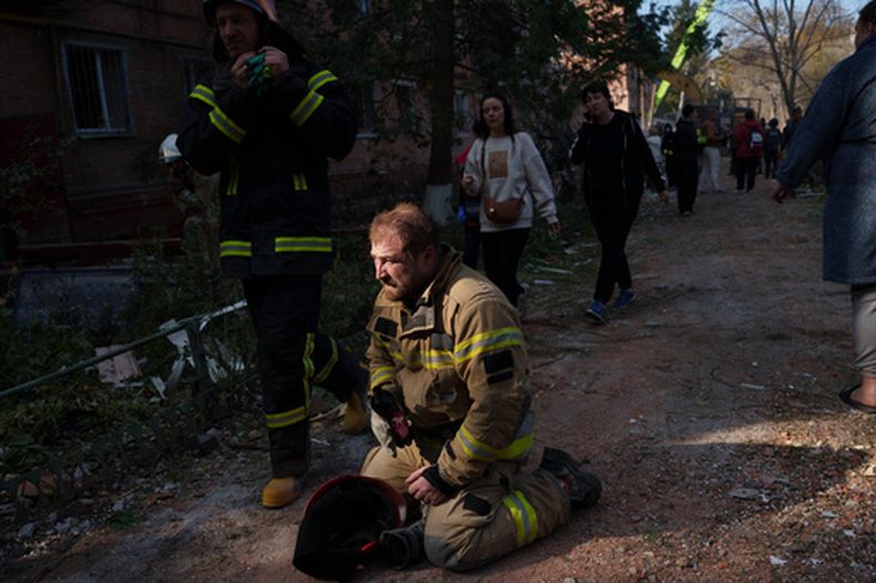 Un rescatista se sienta en el piso junto a un edificio residencial destruido en un ataque con misiles rusos, en Pryluky, Ucrania, el 7 de octubre de 2026. (AP Foto/Evgeniy Maloletka)