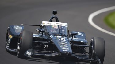 El piloto mexicano Pato OWard durante una práctica con miras a las 500 Millas de Indianápolis, el sábado 20 de mayo de 2023. (AP Foto/Michael Conroy)