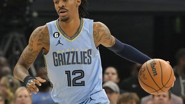ARCHIVO - Foto del 26 de abril del 2023, el base de los Grizzlies de Memphis Ja Morant maneja el balón durante el juego 5 de la serie de primera ronda de la postemporada ante los Lakers de Los Ángeles. (AP Foto/Brandon Dill, File)