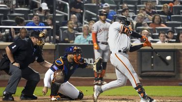 Patrick Bailey de los Gigantes de San Francisco conecta un jonrón de tres carreras en la octava entrada del juego ante los Mets de Nueva York el viernes 30 de junio del 2023.. (AP Foto/Mary Altaffer)