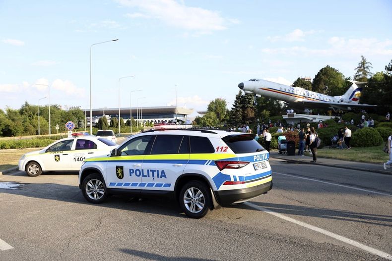 Evacúan a pasajeros del aeropuerto de Chisináu, Moldavia, viernes 30 de junio de 2023, tras un tiroteo con dos víctimas fatales. (AP Foto/Cristian Straista)