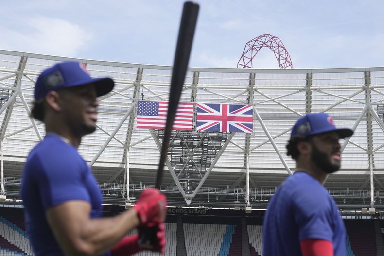 Peloteros de los Cachorros de Chicago durante una sesión de entrenamiento en el Estadio de Londres antes de la serie del fin de semana ante los Cardenales de San Luis en Londres el viernes 23 de junio del 2023. (AP Foto/Kin Cheung)