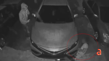 video muestra a un victima rogando por su vida mientras le robaban su auto a punta de pistola