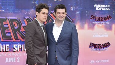 ARCHIVO - Phil Lord, izquierda, y Christopher Miller llegan al estreno mundial de Spider-Man: Across The Spider-verse el martes 30 de mayo de 2023, en Regency Village Theatre en Los Angeles. (Foto Richard Shotwell/Invision/AP, archivo)