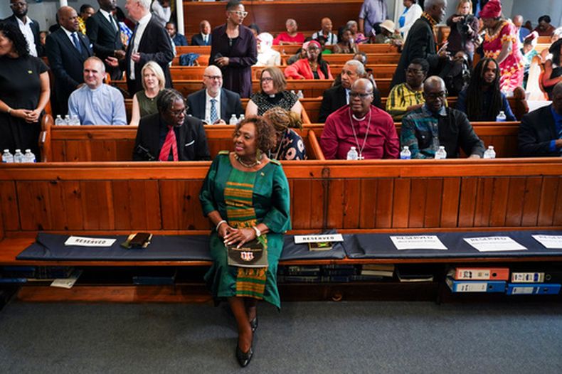 La ministra de Cultura, Género, Entretenimiento y Deporte de Jamaica, Olivia Grange, asiste a una misa en Londres, el domingo 6 de septiembre de 2026, dedicada a la memoria, la justicia y la reparación, antes de presentar una petición para remitir tres cuestiones específicas sobre la esclavitud transatlántica a la Comisión Judicial del Consejo Privado. (Foto AP/Alberto Pezzali)