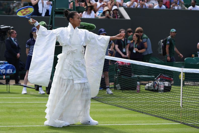 La japonesa Naomi Osaka camina hacia el centro de la cancha vistiendo un kimono blanco antes de su partido de primera ronda ante la francesa Elsa Jacquemot en Wimbledon el lunes 29 de junio del 2026. (AP Foto/Maja Smiejkowska)