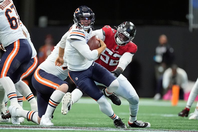 El quarterback de los Bears de Chicago Caleb Williams se le escapa al defensive end de los Falcons de Atlanta Samson Ebukam en el encuentro del domingo 18 de octubre del 2026. (AP Foto/Mike Stewart)
