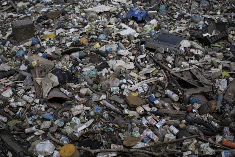 ARCHIVO - En esta imagen del 15 de mayo de 2014, basura flota en un canal de aguas contamidadas que fluye hacia la Bah&iacute;a Guanabara en R&iacute;o de Janeiro, Brasil. El alcalde de la ciudad, Eduardo Paes dijo el s&aacute;bado 7 de junio de 2014 que