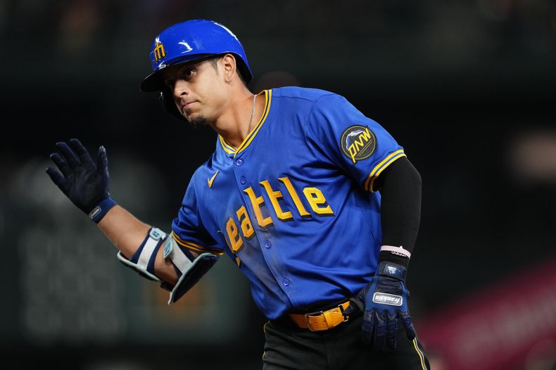 El venezolano Leo Rivas, de los Marineros de Seattle, festeja luego de batear el sencillo decisivo en el duelo ante los Gigantes de San Francisco, el viernes 23 de agosto de 2024 (AP Foto/Lindsey Wasson)
