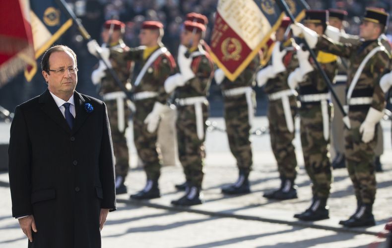 El presidente de Francia Francois Hollande asiste a la ceremonia ante la Tumba del Soldado Desconocido, en el Arco del Triunfo, por el D&iacute;a del Armisticio, el lunes 11 de noviembre de 2013, en Par&iacute;s. (Foto AP/Ian Langsdon, Pool)