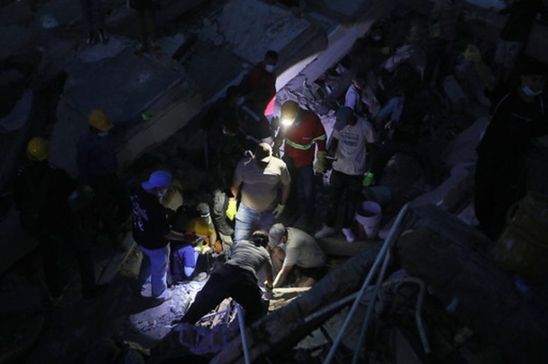 Personas buscan entre los escombros tras el terremoto que azotó Cali, Colombia, el lunes 10 de agosto de 2026. (Foto AP/Santiago Saldarriaga)