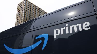 ARCHIVO - Vehículo de entrega de mercadería de Amazon Prime en Pittsburgh, 18 de marzo de 2020. La Comisión Federal de Comercio demandó a Amazon el miércoles 21 de junio de 2023 por presuntamente enrolar a consumidores en su programa Amazon Prime sin su consentimiento y dificultar la cancelación de las suscripciones. (AP Foto/Gene J. Puskar, File)