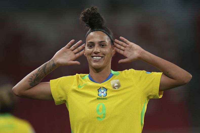La brasileña Amanda Gutierres celebra tras anotar el cuarto gol en la victoria ante Uruguay en la semifinal de la Copa América femenina en Quito, Ecuador el martes 29 de julio del 2025. (AP Foto/Dolores Ochoa)