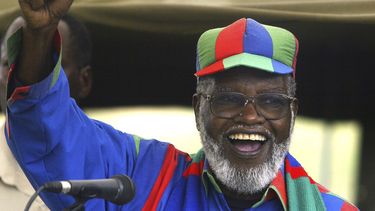 ARCHIVO -El presidente de Namibia y del partido en el gobierno, SWAPO, Sam Nujoma, habla durante un mitin electoral en Windhoek, Namibia, el 13 de noviembre de 2004. (AP foto/Themba Hadebe, Archivo)