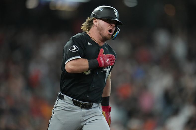 Chase Meidroth, de los Medias Blancas de Chicago, festeja mientras recorre las bases tras batear un jonrón de tres carreras en el segundo juego de la serie de comodines de la Liga Americana ante los Astros de Houston, el miércoles 30 de septiembre de 2026 (AP Foto/Karen Warren)