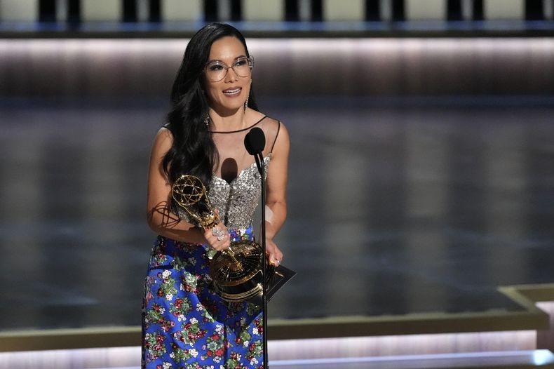 Ali Wong recibe el premio a mejor actriz en una serie limitada, antología o película para televisión por Beef en la 75a edición de los Premios Emmy el lunes 15 de enero de 2024 en el Teatro Peacock de Los Ángeles. (Foto AP/Chris Pizzello)