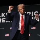 El expresidente Donald Trump baila en el escenario durante un mitin, el domingo 29 de octubre de 2023, en Sioux City, Iowa. (AP Foto/Charlie Neibergall)