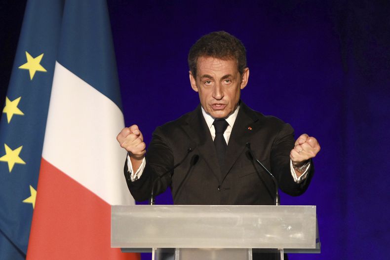 En la imagen de archivo tomada el 22 de noviembre de 2014, el ex presidente de Francia Nicolas Sarkozy, durante un discurso en Burdeos, en el suroeste de Francia. (Foto AP Bob Edme, Archivo)