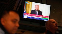 Un televisor muestra un discurso del presidente de Estados Unidos, Donald Trump, en la Bolsa de Nueva York, en Nueva York, el lunes 2 de marzo de 2026. (AP Foto/Seth Wenig)