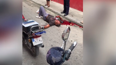 un hombre cae de un balcon en la habana y la ambulancia no aparece