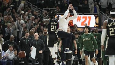 Holiday brilla en triunfo de Bucks sobre Pistons