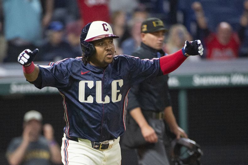 El dominicano José Ramírez de los Guardianes de Cleveland, festeja al conectar un jonrón frente a los Mellizos de Minnesota, el viernes 17 de mayo de 2024 (AP Foto/Phil Long)