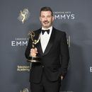 Jimmy Kimmel posa en la sala de prensa con el premio al mejor presentador de un programa de juegos por Who Wants to Be a Millionaire durante la segunda noche de los Premios Emmy a las Artes Creativas el domingo 7 de septiembre de 2025, en el Teatro Peacock de Los Ángeles. (Foto Richard Shotwell/Invision/AP)