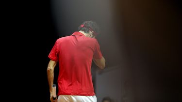 americateve | El suizo Roger Federer sale de la cancha tras perder ante Gael Monfils en la final de la Copa Davis el viernes, 21 de noviembre de 2014, en Lille, Francia. (AP Photo/Christophe Ena)