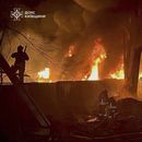 En esta imagen proporcionada por el Servicio ucraniano de Emergencias, bomberos combaten un incendio tras un ataque ruso cerca de Kiev, el domingo 23 de marzo de 2025. (Servicio Ucraniano de Emergencias via AP)