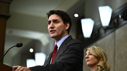 El primer ministro canadiense Justin Trudeau le habla a la prensa luego que el presidente estadounidense Donald Trump anunció aranceles contra Canadá, México y China, en Ottawa, Canadá, el 1 de febrero del 2025. (Justin Tang/The Canadian Press via AP)