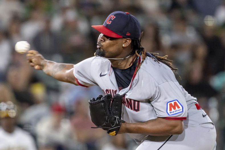 El dominicano Luis Ortiz, de los Guardianes de Cleveland, lanza en el juego del sábado 21 de junio de 2025, ante los Atléticos (AP Foto/Sara Nevis)