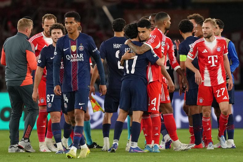 Luis Díaz del Bayern, al centro a la derecha, y Vitinha del PSG se abrazan al final del partido de ida de las semifinales de la Liga de Campeones entre el Paris Saint-Germain y el Bayern de Múnich en París, el martes 28 de abril de 2026. (AP Foto/Aurelien Morissard)