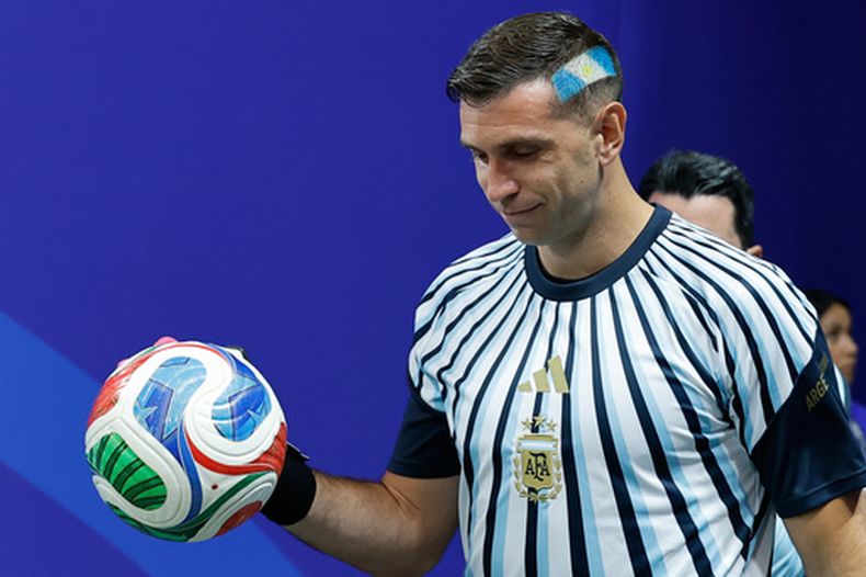 El arquero argentino Emiliano Martínez en el calentamiento previo al partido contra Egipto en los octavos de final del Mundial, el martes 7 de julio de 2026. (AP Foto/Erik S. Lesser)