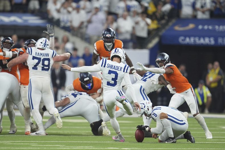Spencer Shrader (3), pateador de lugar de los Colts de Indianápolis, conecta el gol de campo de la victoria para su equipo durante la segunda mitad del partido de la NFL contra los Broncos de Denver, el domingo 14 de septiembre de 2025, en Indianápolis. (AP Foto/Michael Conroy)