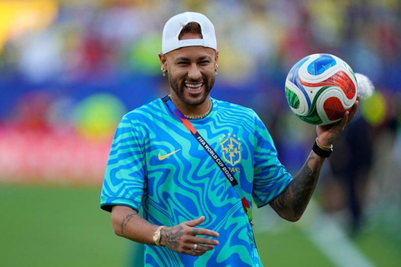 Neymar, de Brasil, sonríe antes del partido de la selección de su país ante Marruecos en el Mundial, el sábado 13 de junio de 2026, en East Rutherford, Nueva Jersey (AP Foto/Yuki Iwanmura)
