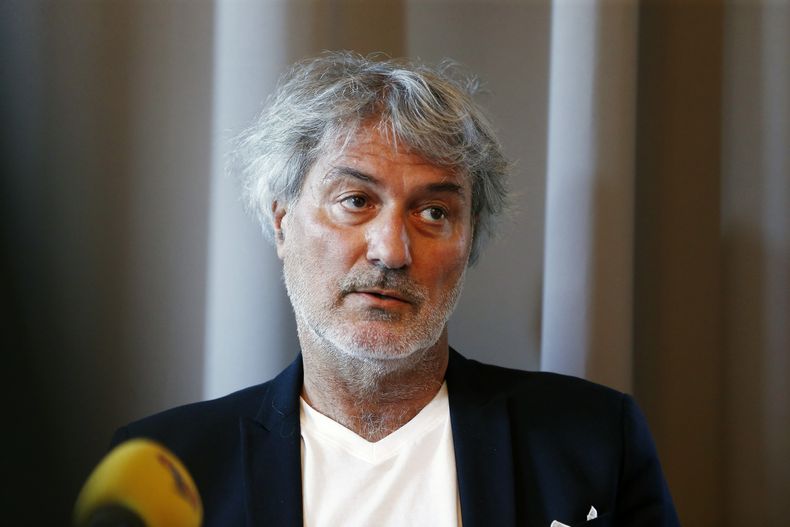 El cirujano italiano Paolo Macchiarini habla en conferencia de prensa en Estocolmo, Suecia, miércoles 21 de junio de 2023. Una corte de apelaciones aumentó la pena de cárcel de Macchiarini por realizar trasplantes experimentales de tráquea con células madre a tres pacientes que murieron. (Magnus Andersson/TT News Agency via AP)