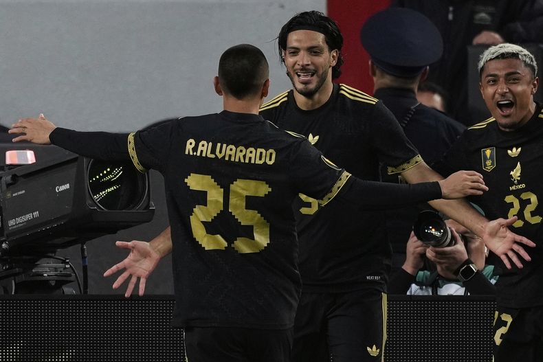 Raúl Jiménez (centro) celebra con Roberto Alvarado (25) tras anotar el gol de México en la victoria 1-0 ante Honduras por la semifinal de la Copa Oro, el miércoles 2 de julio en Santa Clara, California. (AP Foto/Godofredo A. Vásquez)