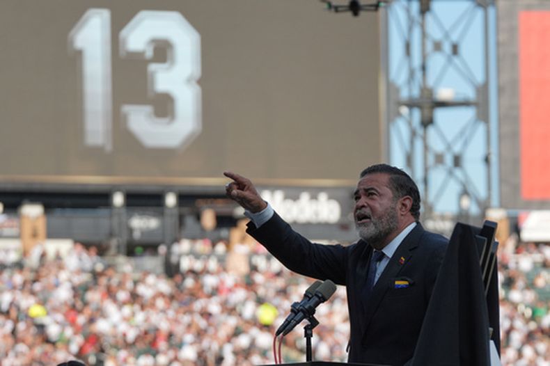 El venezolano Ozzie Guillén, expelotero y exmanager de los Medias Blancas de Chicago, pronuncia un discurso después de que su número fue retirado el sábado 8 de agosto de 2026 (AP Foto/David Banks)