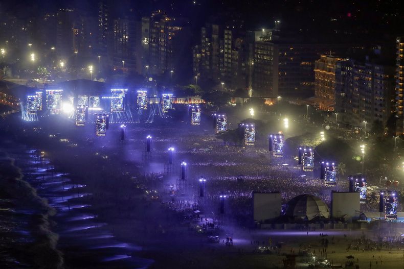 Fans reunidos en la playa Copacabana para ver el último concierto de The Celebration Tour de Madonna, en Río de Janeiro, Brasil, el sábado 4 de mayo de 2024. (Foto AP/Bruna Prado)