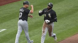 Luis Robert Jr., derecha, de Medias Blancas de Chicago, es felicitado por el coach de tercera Justin Jirschele (17) mientras pasa por tercera base después de batear un cuadrangular solitario frente al lanzador Bailey Falter, de los Piratas de Pittsburgh, durante la cuarta entrada del juego de béisbol de Grandes Ligas el viernes 18 de julio de 2025. (AP Foto/Gene J. Puskar) Luis Robert Jr., derecha, de Medias Blancas de Chicago, es felicitado por el coach de tercera Justin Jirschele (17) mientras pasa por tercera base después de batear un cuadrangular solitario frente al lanzador Bailey Falter, de los Piratas de Pittsburgh, durante la cuarta entrada del juego de béisbol de Grandes Ligas el viernes 18 de julio de 2025. (AP Foto/Gene J. Puskar)