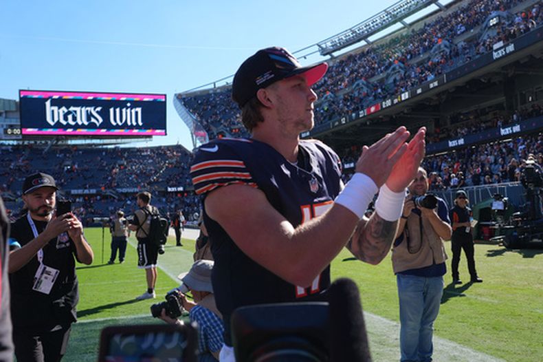 El quarterback Tyson Bagent de los Bears de Chicago tras la victoria ante los Jets de Nueva York, el domingo 4 de octubre de 2026, en Chicago. (AP Foto/Nam Y. Huh)