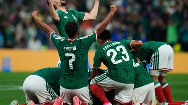Los jugadores de México festejan su segundo gol en la victoria 2-0 ante Ecuador en los 16vos de final del Mundial, el martes 30 de junio de 2026, en la Ciudad de México. (AP Foto/Ricardo Mazalán)