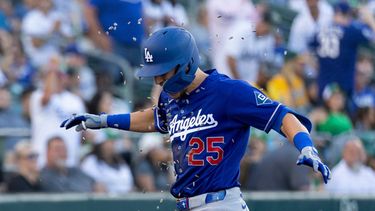 Tommy Edman, de los Dodgers de Los Ángeles, celebra tras conectar un jonrón de tres carreras durante la tercera entrada de un partido de béisbol contra los Atléticos, el martes 30 de junio de 2026, en West Sacramento, California. (Foto AP/Sara Nevis)