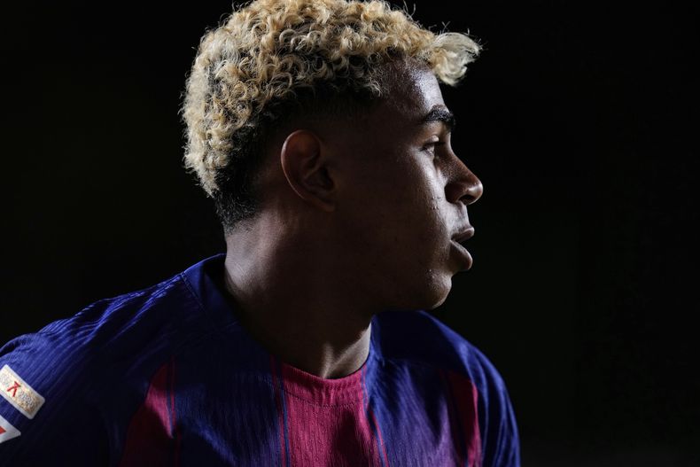 Lamine Yamal del Barcelona reacciona en el partido contra Rayo Vallecano en la Liga española, el 31 de agosto de 2025, en Madrid. (AP Photo/Manu Fernández)