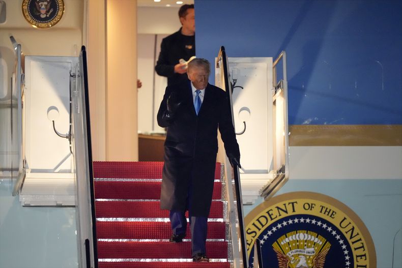 El presidente de Estados Unidos, Donald Trump, seguido por Elon Musk, llega en el Air Force One, el miércoles 19 de febrero de 2025 en la base conjunta Andrews, Maryland, tras regresar de Florida. (AP Foto/Mark Schiefelbein)