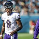 ARCHIVO - Lamar Jackson, quarterback de los Ravens de Baltimore, se dirige a la línea de banda tras solicitar una pausa en el partido dle 27 de noviembre de 2022, ante los Jaguars de Jacksonville (AP Foto/Gary McCullough, archivo)